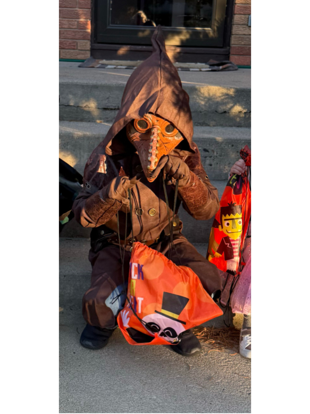 Spirit Halloween Plague Doctor Halloween Costume child med 8/10 brown 4 pc